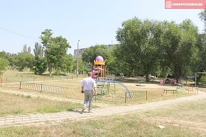 В Керчи по просьбе жителей приводят в порядок детскую площадку на Буденного