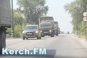 По Керчи проехала колонна военных машин