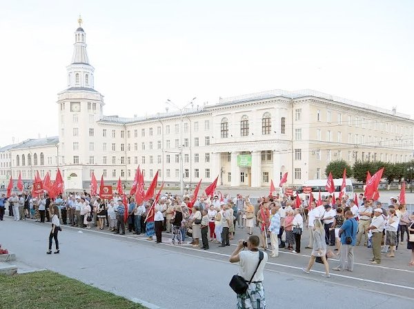 В столице Чувашии Чебоксарах депутаты-коммунисты провели публичную встречу с избирателями