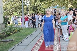 Власти Ялты открыли обновленную общегородскую Доску почета