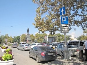 Для стоянки автомобилей открыли половину площади Нахимова