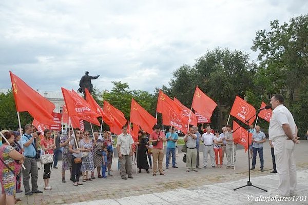 В Астрахани прошёл митинг в поддержку прав трудящихся