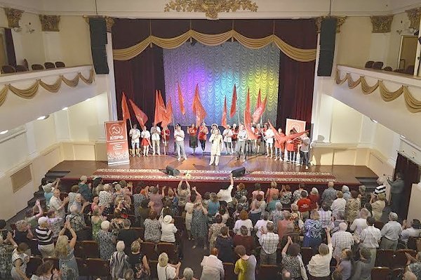 В зале Ивановской Филармонии прошла встреча кандидатов в Государственную Думу от КПРФ с избирателями