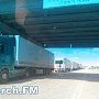 В Керчи на Буденного дальнобойщики паркуют фуры под мостом и на повороте