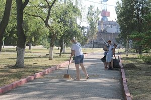 В Керчи в сквере Морвокзала состоялся субботник