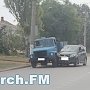 В Керчи столкнулись грузовик и иномарка