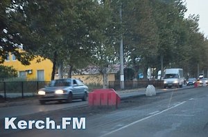 В Керчи на Генерала Петрова сняли часть дорожного покрытия