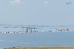 Начали собирать судоходные арки Крымского моста