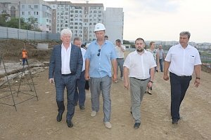 В Керчи Олег Казурин посетил переправу и место стройки дома для переселенцев