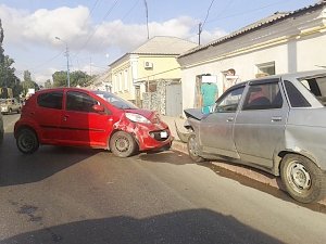 В Керчи рядом с детской больницей произошло ДТП