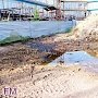 В Керчи из-под забора долгостроя пресная вода течет в море