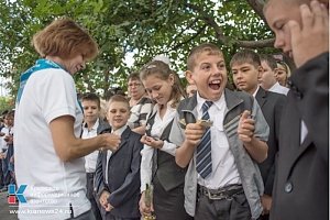«Крымская газета» вручила светоотражающие элементы школьникам Симферополя