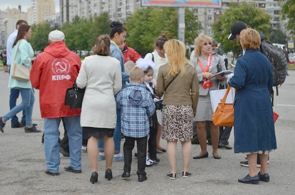 Санкт-Петербург. По доброй традиции коммунисты поздравили первоклассников у Ледового дворца