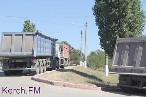 В Керчи на аварийном Аршинцевом мосту грузовики устроили стоянку