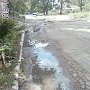 В Керчи во дворе жилого дома течет канализация