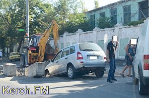 В Керчи автомобиль слетел в яму, вырытую водоканалом