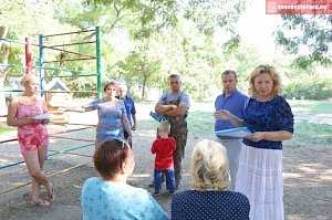 Керчанам приходится ездить по бездорожью из-за изношенного коллектора