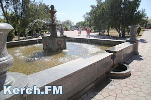 Керчане продолжают жаловаться на грязный фонтан в центре