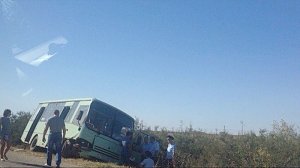 Один человек погиб, четыре получили травмы при столкновении рейсового автобуса и легковушки в Сакском районе (ФОТО, ВИДЕО)