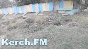 В Керчи в канализационный люк возле школы бежит питьевая вода