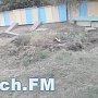 В Керчи в канализационный люк возле школы бежит питьевая вода