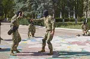 Сотрудники СОБР Крымской таможни поздравили воспитанников центра «Берегиня» с началом учебного года
