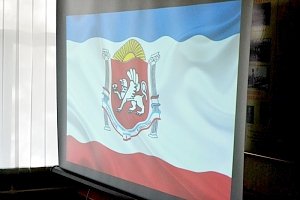 В школах Крыма прошел единый парламентский урок, посвященный Дню Государственного флага и Государственного герба республики
