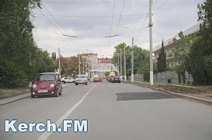 В Керчи на Адмиралтейском проезде заасфальтировали яму