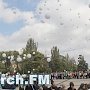 В Керчи школьники в рамках «Дня без выстрела» запустили в небо шарики