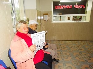 Сакские полицейские в преддверии Дня пожилого человека раздавали пенсионерам памятки с правилами безопасности