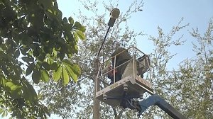 В Керчи демонтировали аварийный столб освещения у детской площадки
