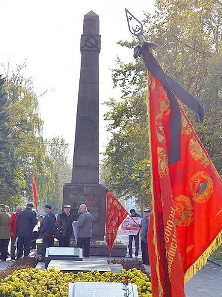 «Не забудем и не простим!». Коммунисты Барнаула провели памятную акцию 4 октября