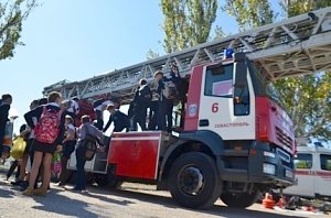 Специалисты севастопольского чрезвычайного ведомства провели со школьниками открытый урок по безопасной жизнедеятельности