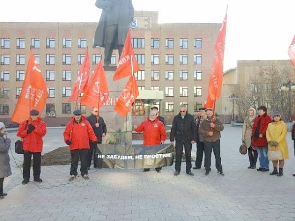 Ямало-Ненецкий АО. В Салехарде прошёл митинг, посвященный памяти защитников Верховного Совета в октябре 1993 года