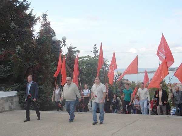 «Мы помним, мы не простим». В Севастополе прошёл митинг-реквием, посвящённый трагическим событиям октября 1993 года