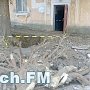 В Керчи после замены трубы дерево может упасть на дом