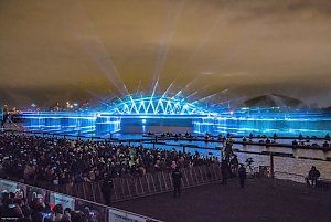В Столице России показали лазерную проекцию Керченского моста