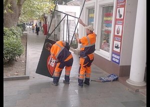 В Ялте начался демонтаж вывесок и табличек, не соответствующим новым стандартам