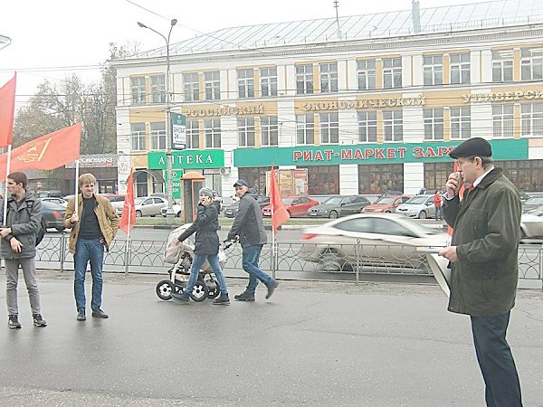 Иваново. Митинг, посвящённый памяти расстрелянных защитников Советской власти в октябре 1993 года