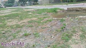 В Керчи питьевая вода затопила детскую площадку