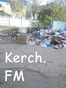 Керчане жалуются на свалку мусора около детсада №32