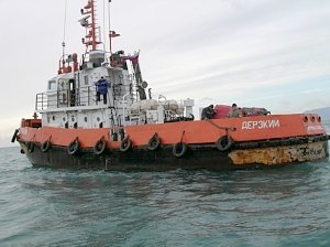 Буксир со спасенными моряками с затонувшего крана заглох в открытом море