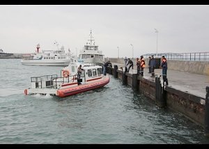 Поиски пропавших членов экипажа с затонувшего плавкрана будут продолжены в четверг в 7 утра