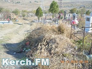 Мусор на кладбище в Аршинцево образовался из-за поломанной техники