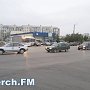 В Керчи парковка автомобилей возле остановки мешает проезду новых автобусов