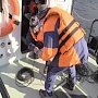 Спасатели МЧС России приступают к обследованию затонувшего плавучего крана
