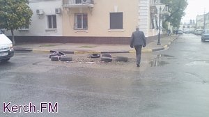 В Керчи водоканал оставил на дороге новые «раскопки»