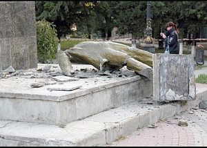 В Судаке неизвестные разрушили памятник Ленину (ФОТО)