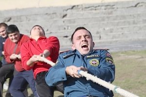 Между севастопольских пожарных и спасателей прошли соревнования по перетягиванию каната