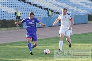 Лидирующие в чемпионате Премьер-лиги КФС «Крымтеплица» и «ТСК-Таврия» выиграли субботние матчи 10-го тура
